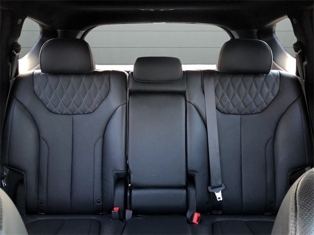 Hyundai Santa Fe Vehicle Full-screen Gallery Image 30