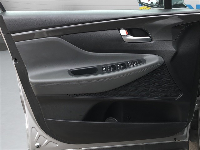 Hyundai Santa Fe Vehicle Full-screen Gallery Image 11