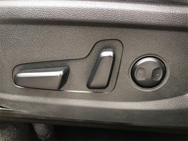 Hyundai Santa Fe Vehicle Full-screen Gallery Image 28