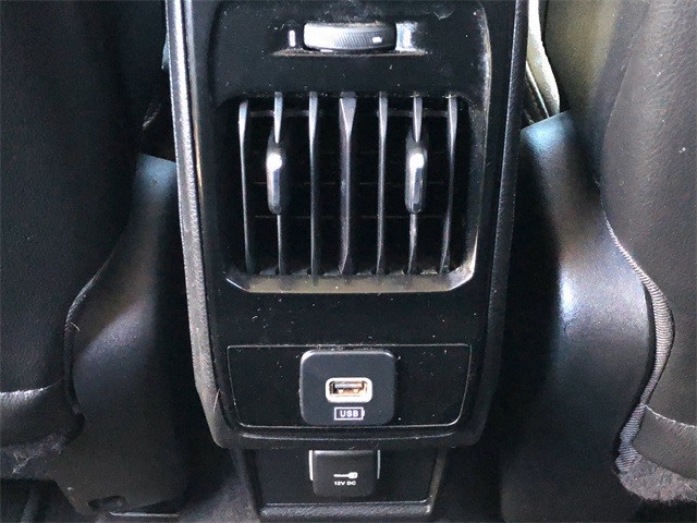 Jeep Compass Vehicle Full-screen Gallery Image 17