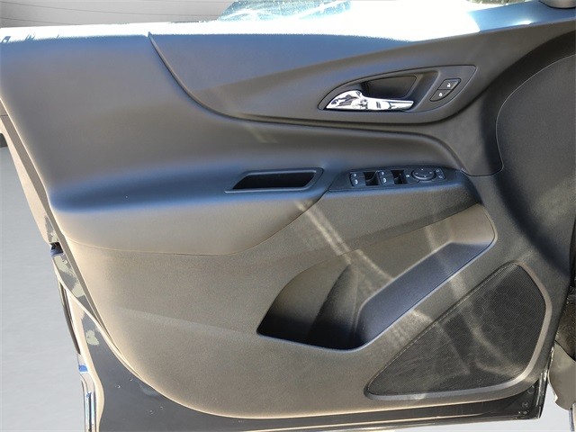 Chevrolet Equinox Vehicle Full-screen Gallery Image 11