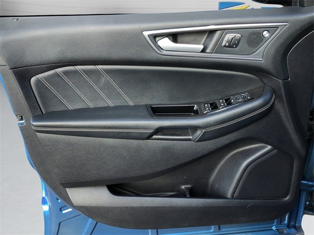 Ford Edge Vehicle Full-screen Gallery Image 11