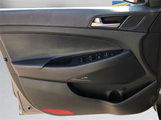 Hyundai Tucson Vehicle Full-screen Gallery Image 11