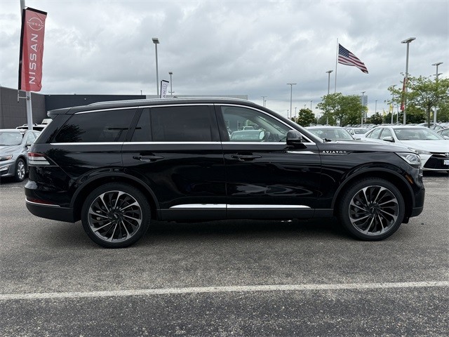 Lincoln Aviator Vehicle Full-screen Gallery Image 4
