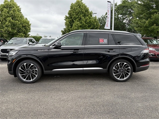 Lincoln Aviator Vehicle Full-screen Gallery Image 8