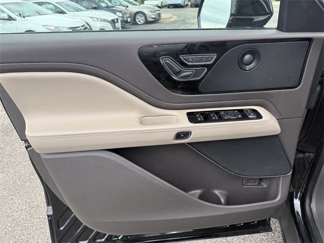 Lincoln Aviator Vehicle Full-screen Gallery Image 13