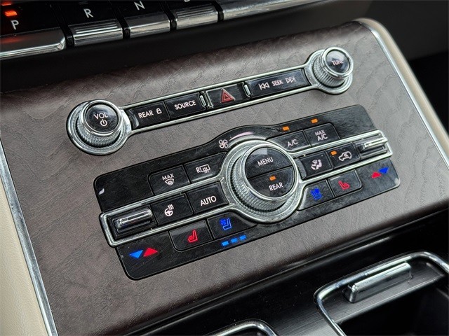 Lincoln Aviator Vehicle Full-screen Gallery Image 29