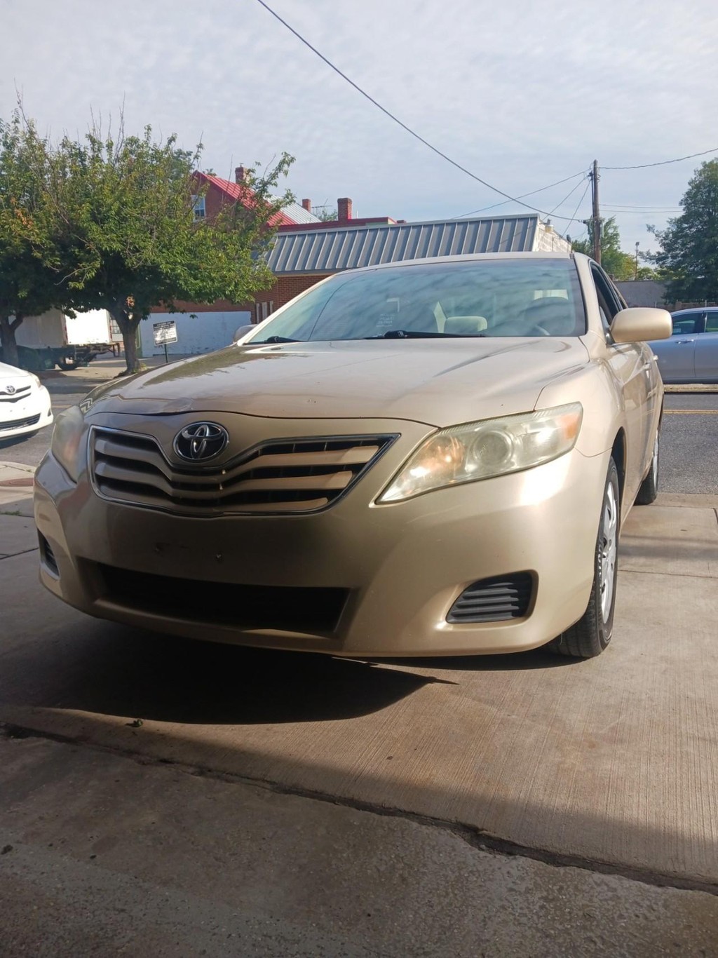 Toyota Camry Vehicle Full-screen Gallery Image 02
