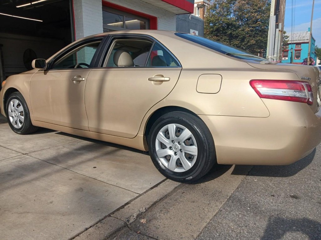 Toyota Camry Vehicle Full-screen Gallery Image 03