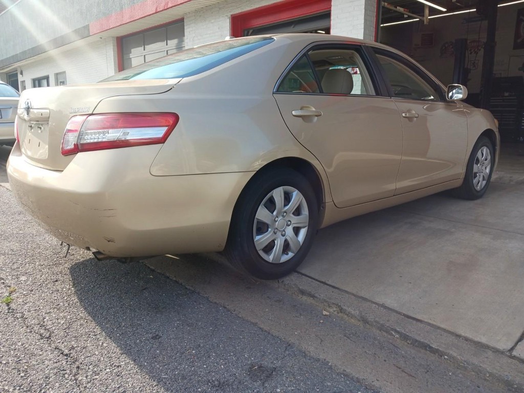 Toyota Camry Vehicle Full-screen Gallery Image 04