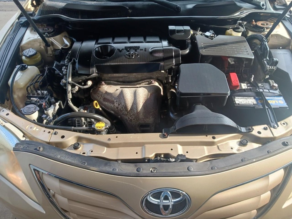 Toyota Camry Vehicle Full-screen Gallery Image 05