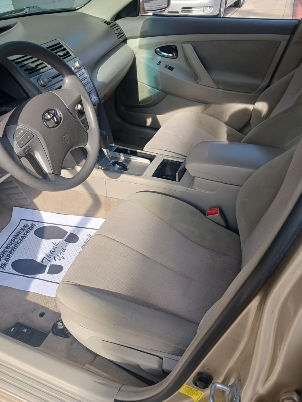 Toyota Camry Vehicle Full-screen Gallery Image 08