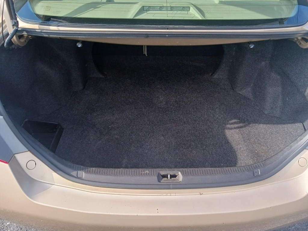 Toyota Camry Vehicle Full-screen Gallery Image 09