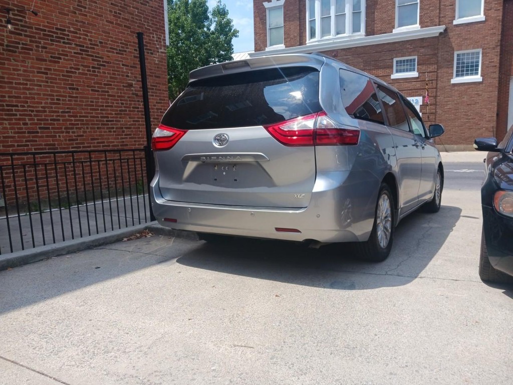 Toyota Sienna Vehicle Full-screen Gallery Image 03