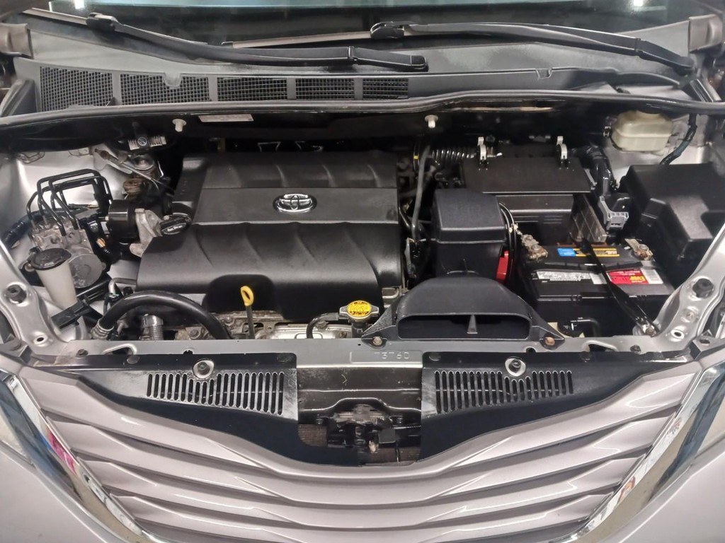 Toyota Sienna Vehicle Full-screen Gallery Image 04