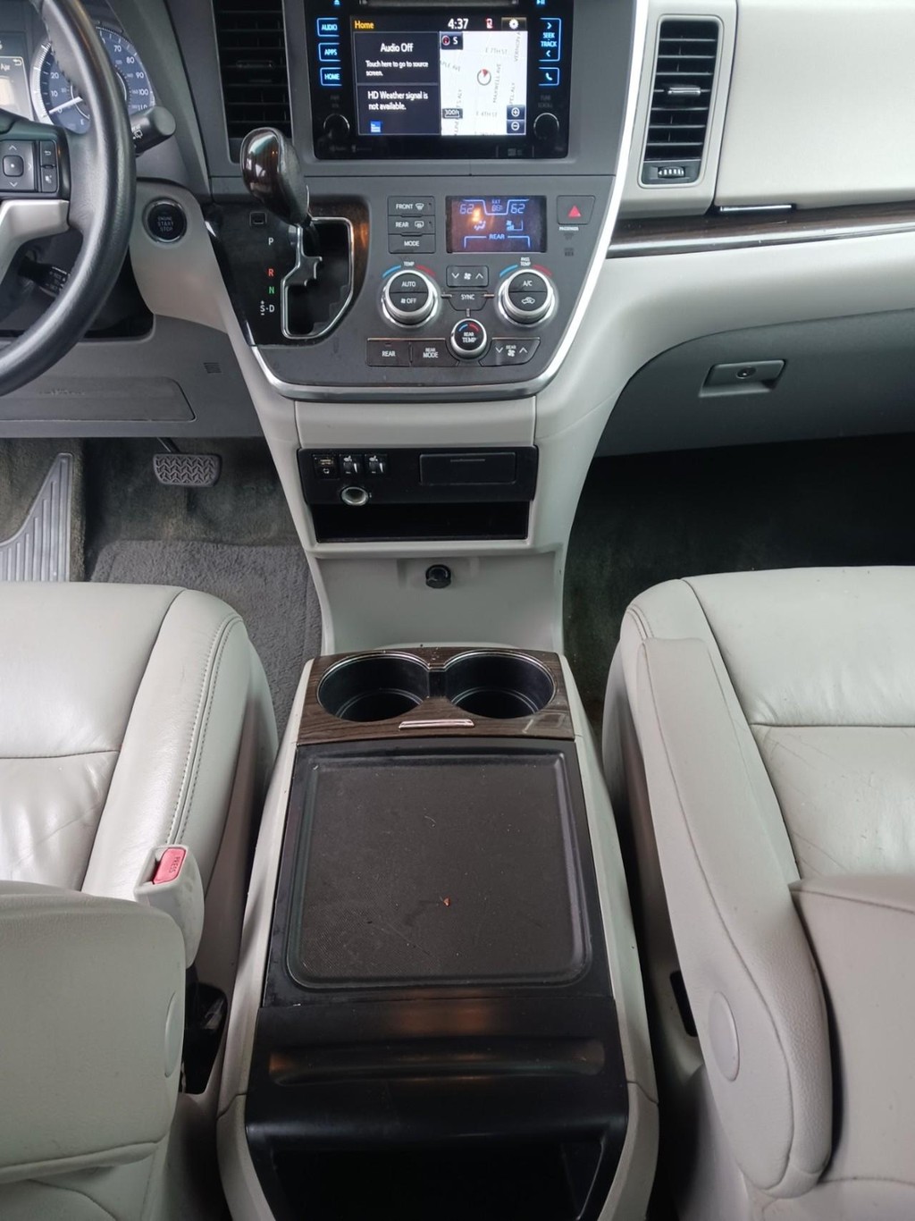 Toyota Sienna Vehicle Full-screen Gallery Image 05