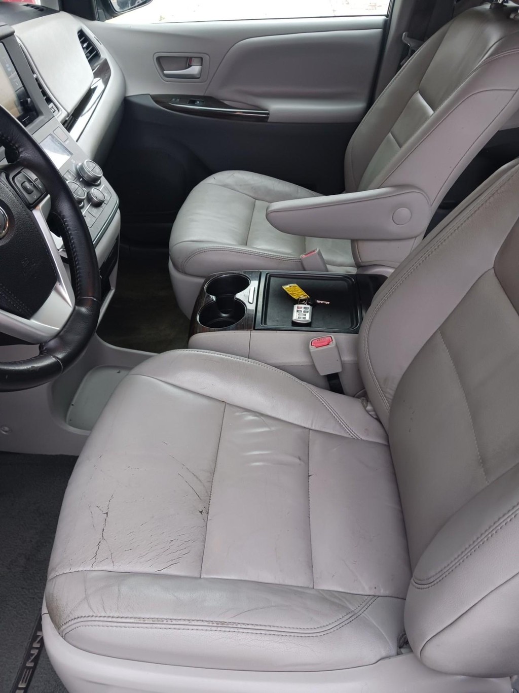 Toyota Sienna Vehicle Full-screen Gallery Image 06