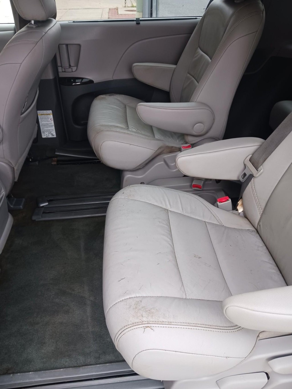 Toyota Sienna Vehicle Full-screen Gallery Image 07