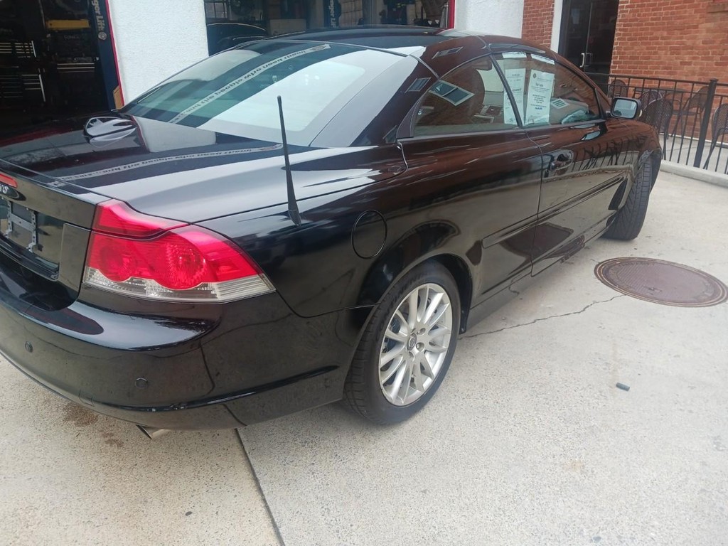 Volvo C70 Vehicle Full-screen Gallery Image 03
