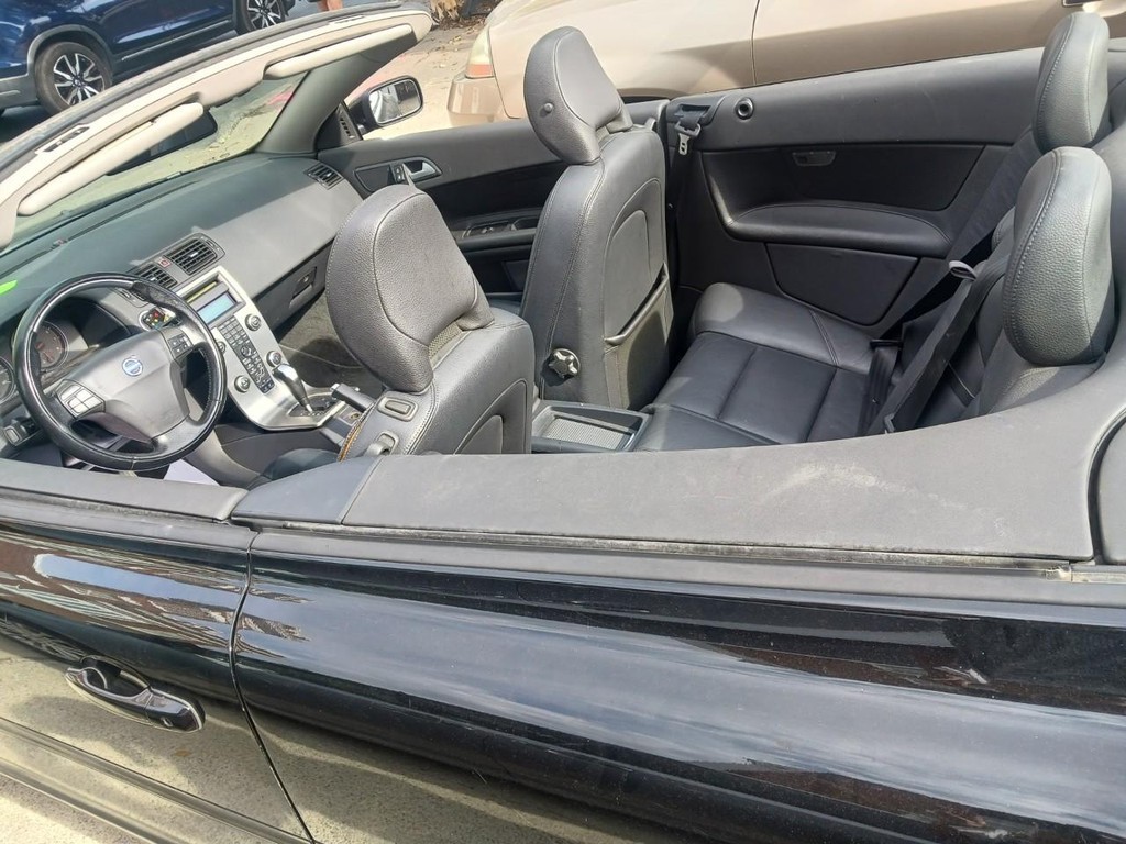 Volvo C70 Vehicle Full-screen Gallery Image 04
