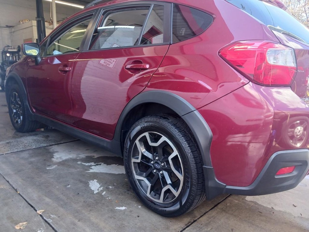 Subaru Crosstrek Vehicle Full-screen Gallery Image 03