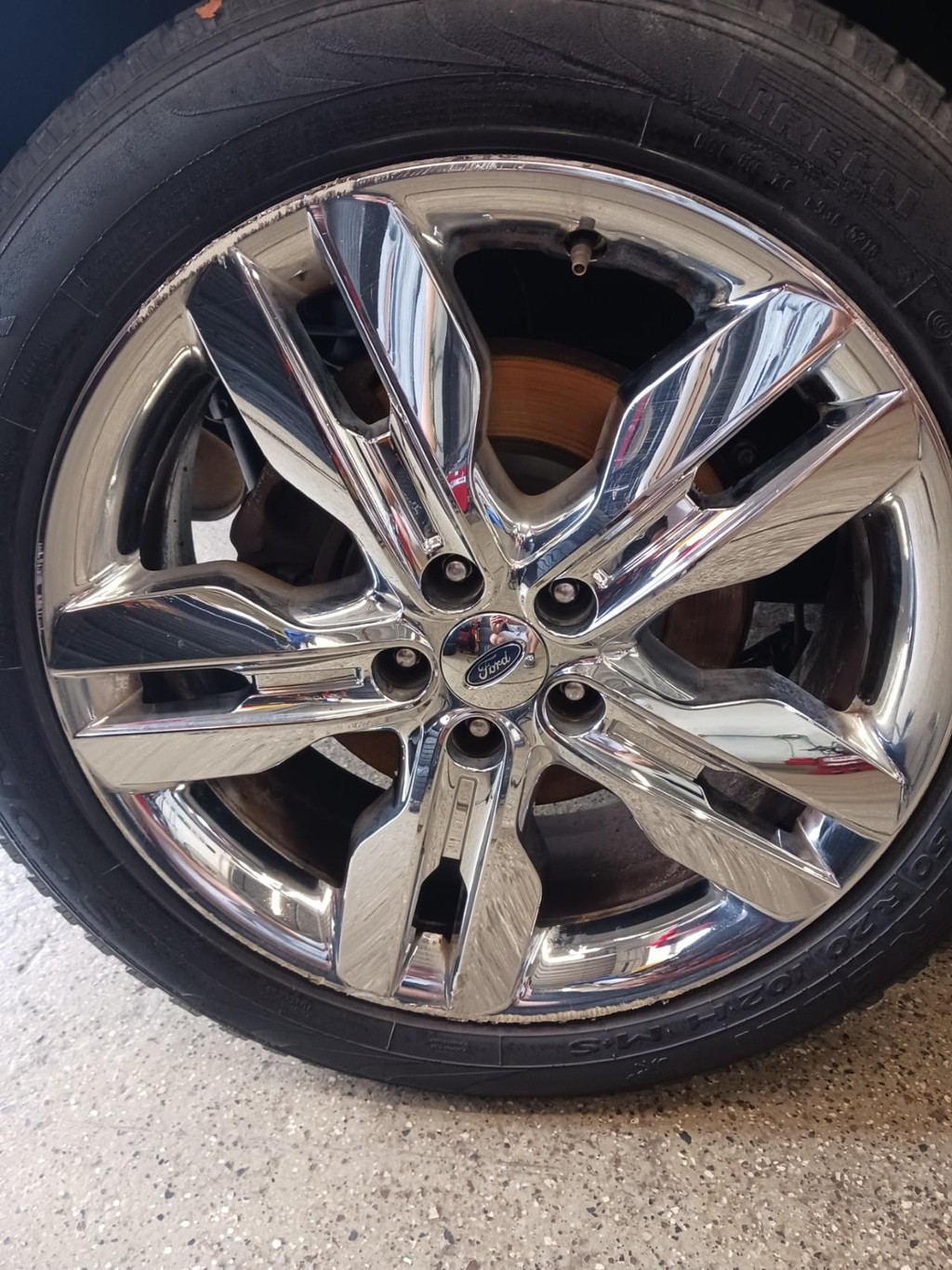 Ford Edge Vehicle Full-screen Gallery Image 09