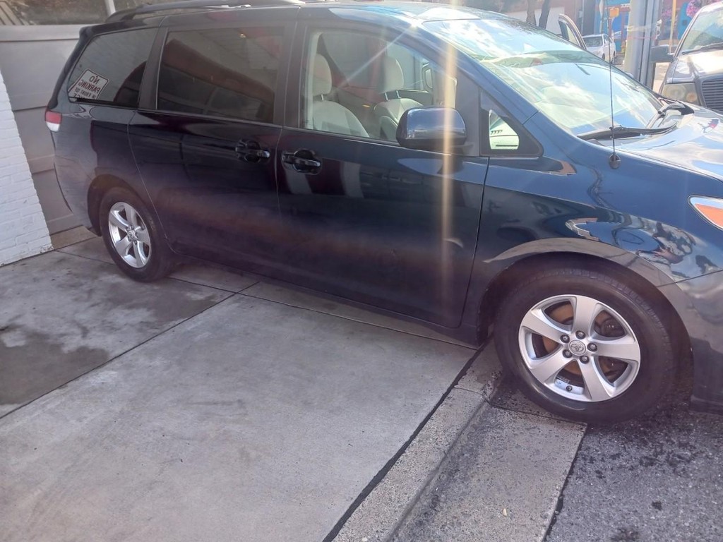 Toyota Sienna Vehicle Full-screen Gallery Image 02