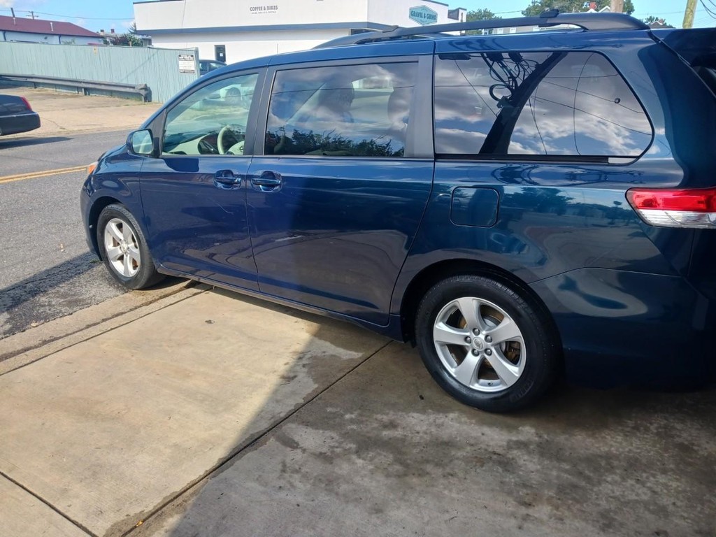 Toyota Sienna Vehicle Full-screen Gallery Image 03