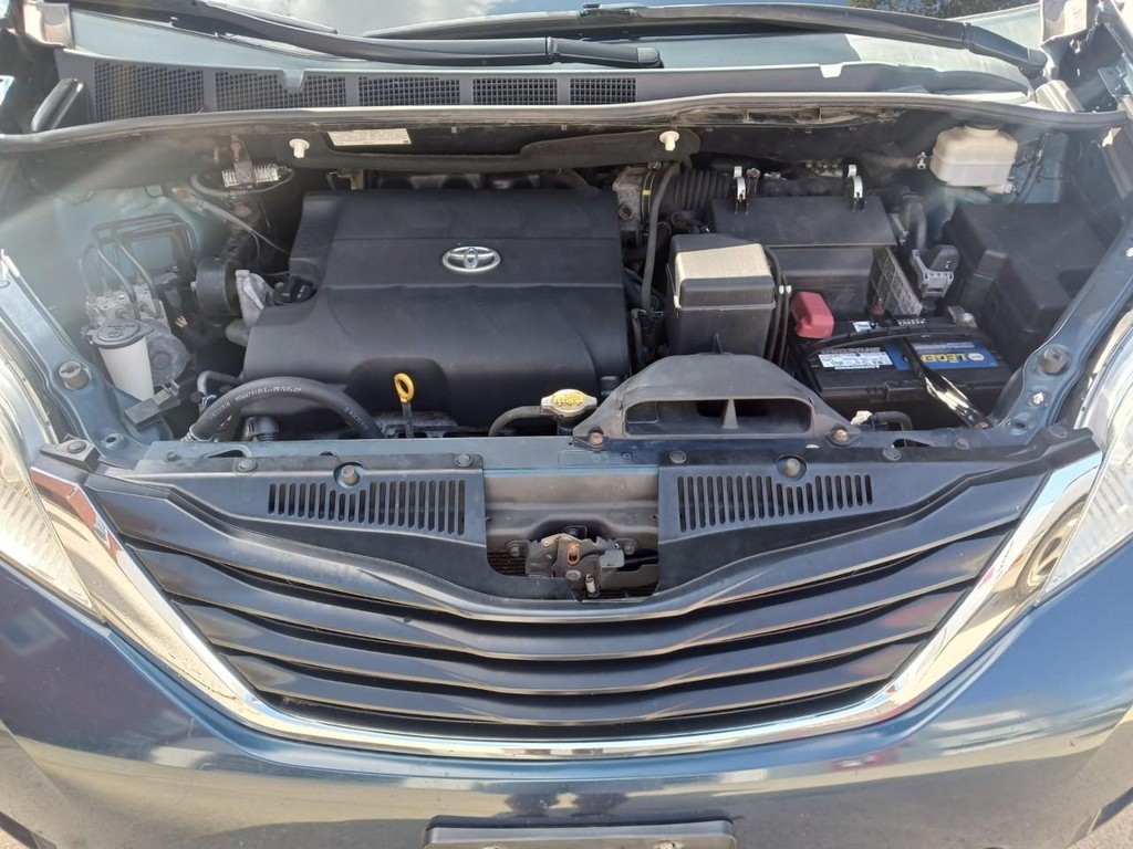 Toyota Sienna Vehicle Full-screen Gallery Image 04