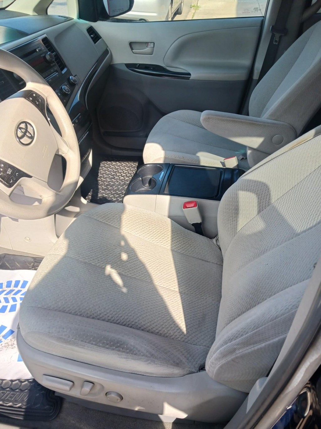 Toyota Sienna Vehicle Full-screen Gallery Image 06