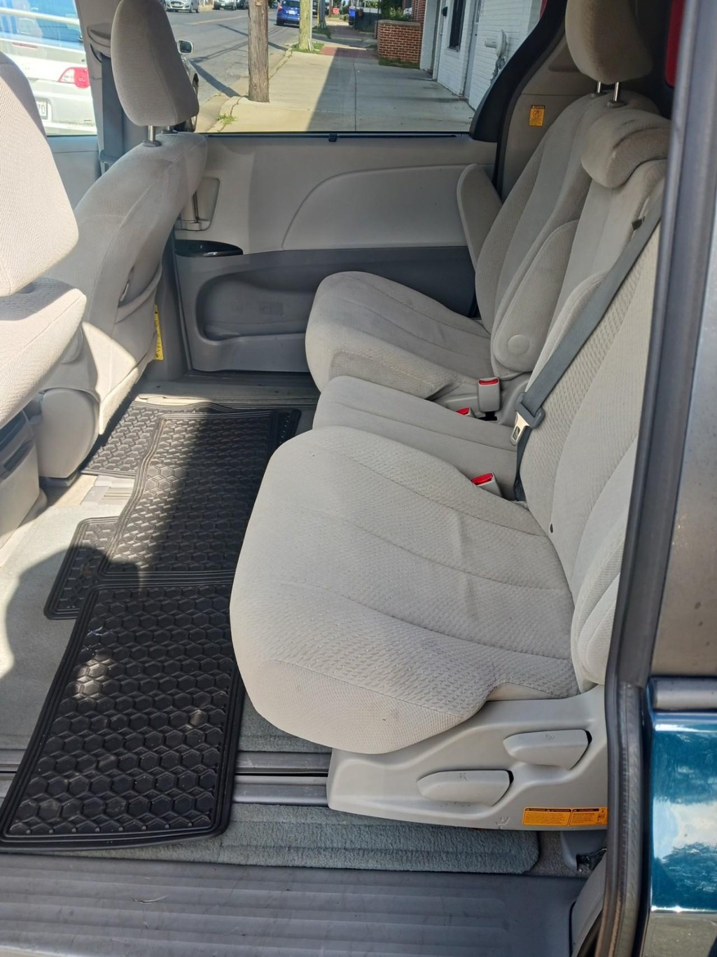 Toyota Sienna Vehicle Full-screen Gallery Image 07