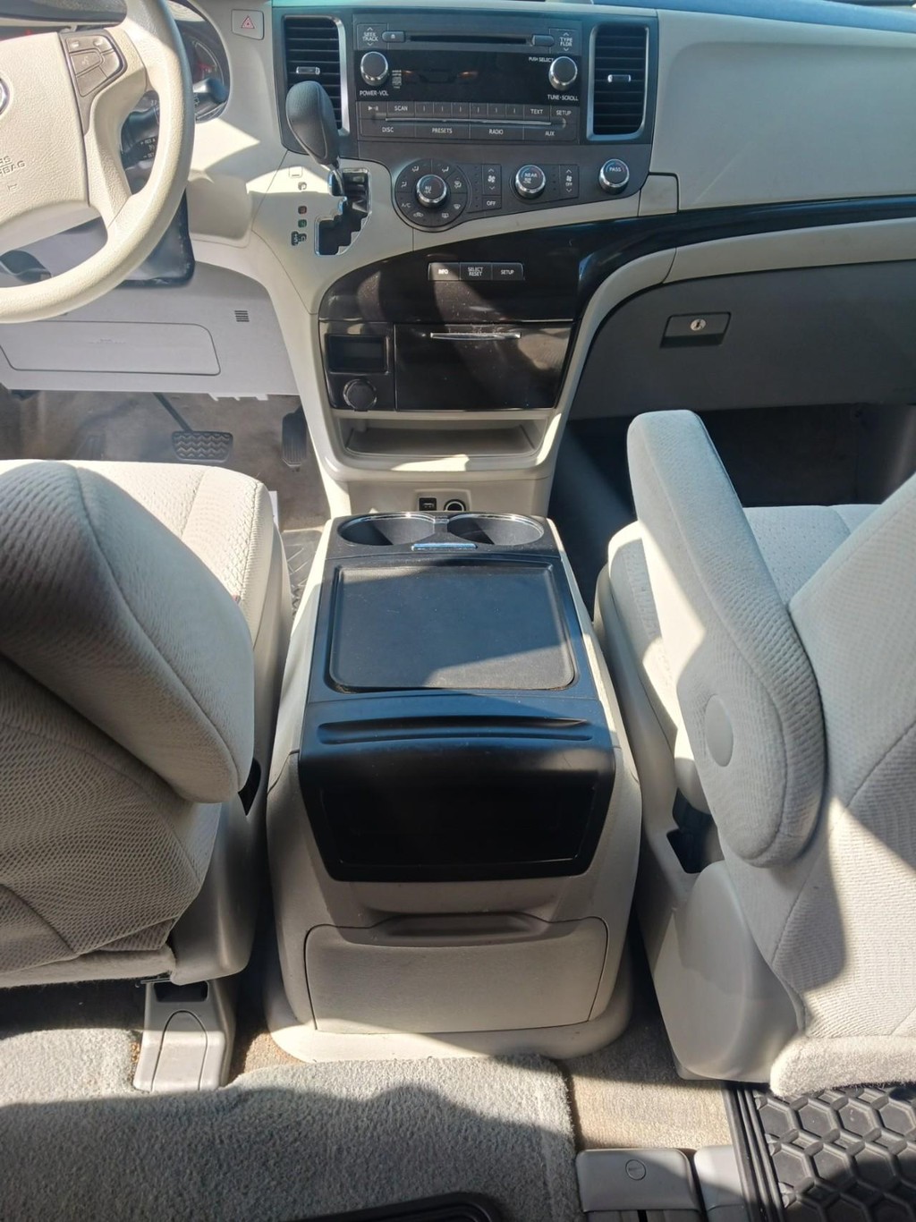 Toyota Sienna Vehicle Full-screen Gallery Image 08