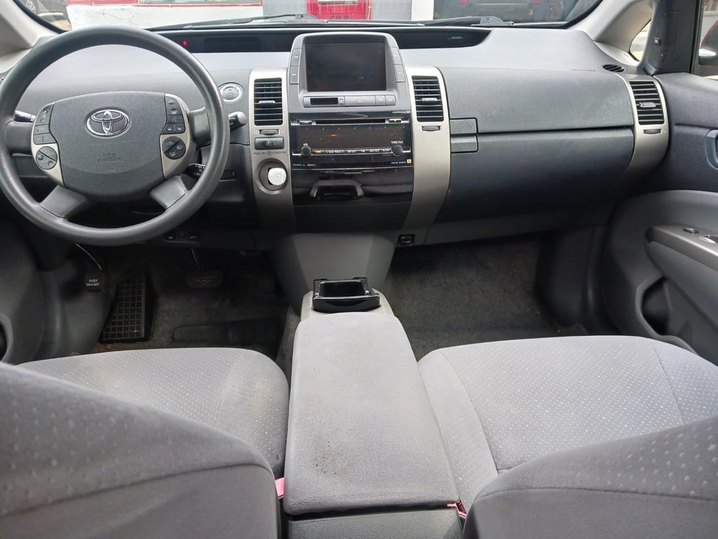 Toyota Prius Vehicle Full-screen Gallery Image 06