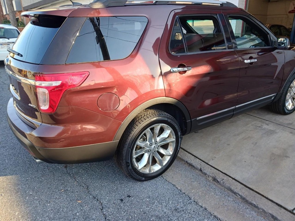 Ford Explorer Vehicle Full-screen Gallery Image 03