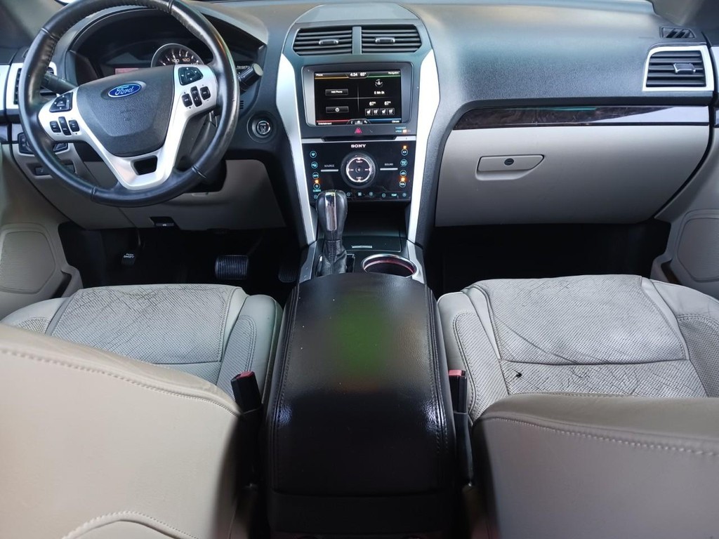 Ford Explorer Vehicle Full-screen Gallery Image 05