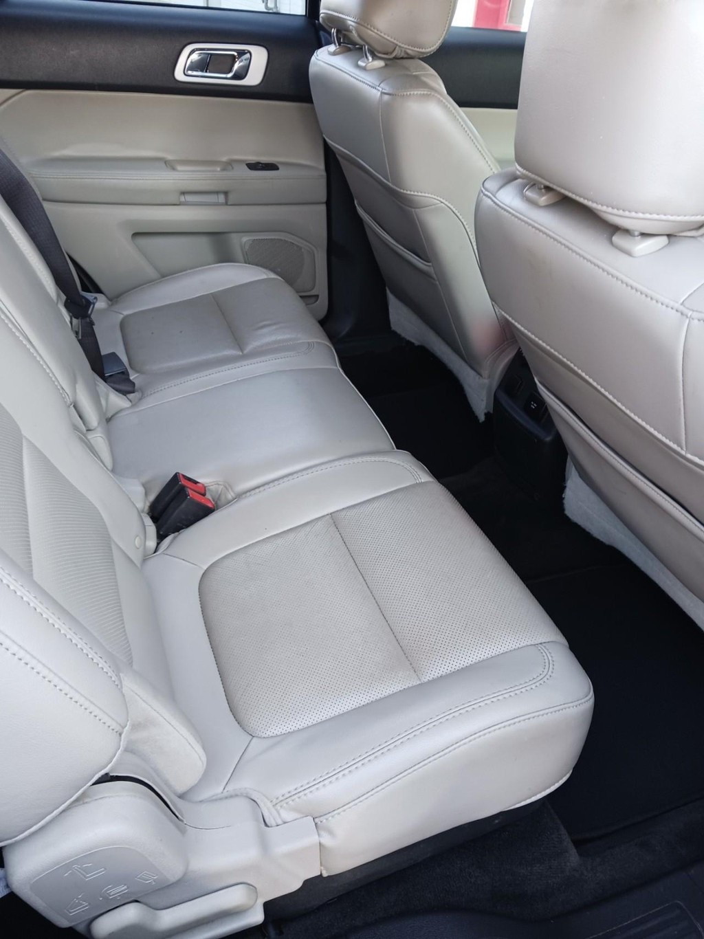 Ford Explorer Vehicle Full-screen Gallery Image 06