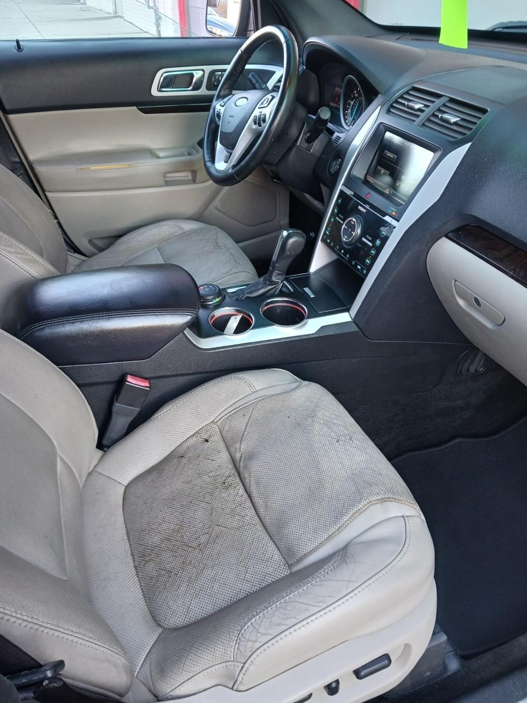 Ford Explorer Vehicle Full-screen Gallery Image 07