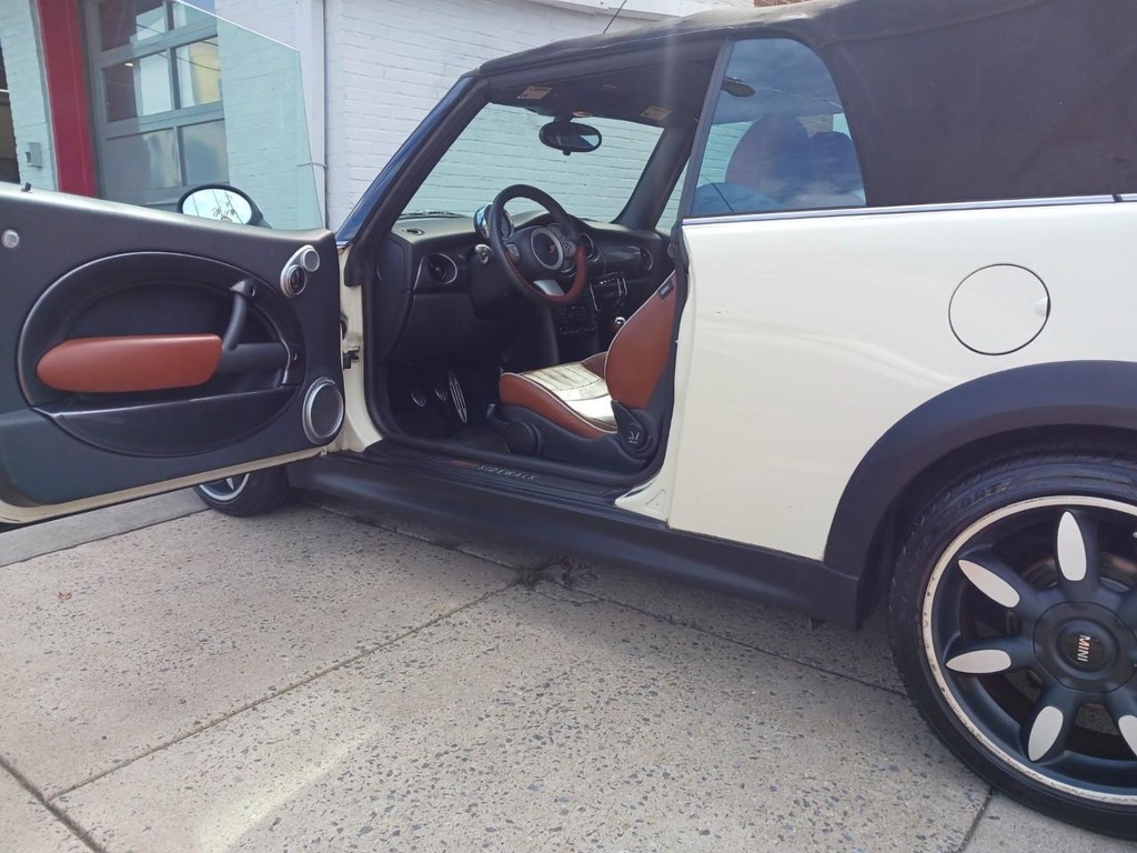 MINI Cooper Convertible Vehicle Full-screen Gallery Image 05