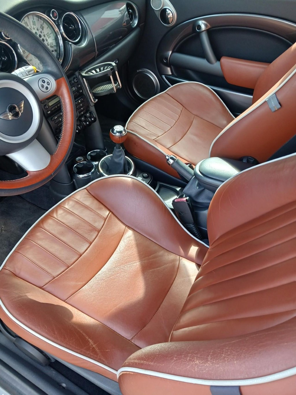 MINI Cooper Convertible Vehicle Full-screen Gallery Image 06