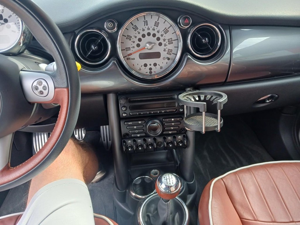 MINI Cooper Convertible Vehicle Full-screen Gallery Image 08