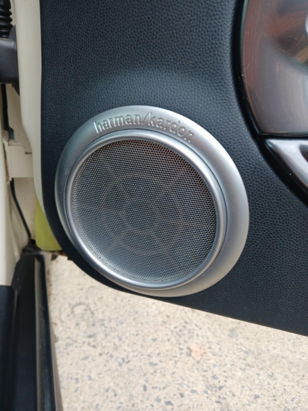 MINI Cooper Convertible Vehicle Full-screen Gallery Image 10