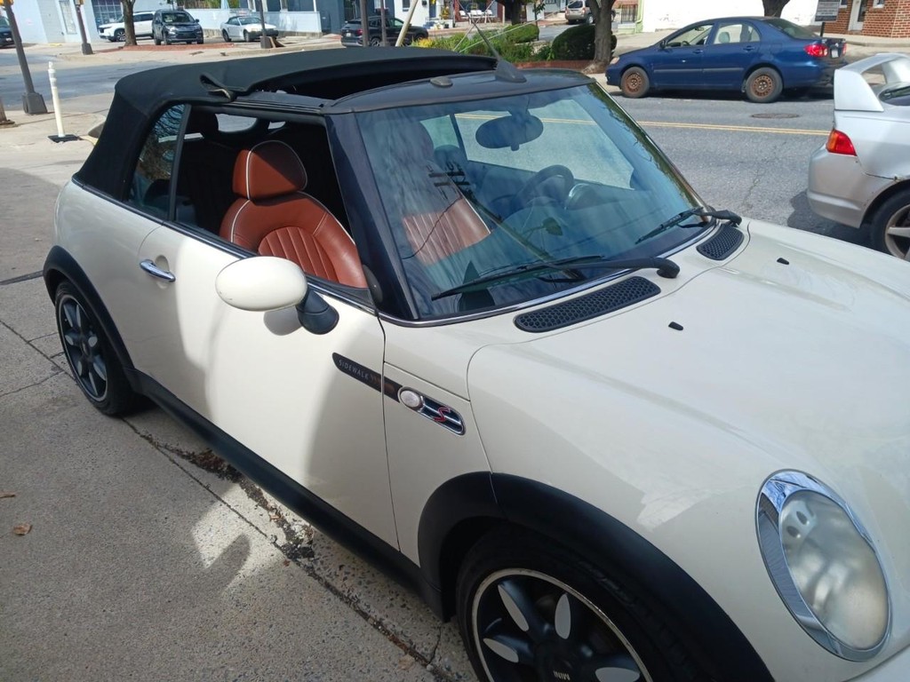 MINI Cooper Convertible Vehicle Full-screen Gallery Image 12