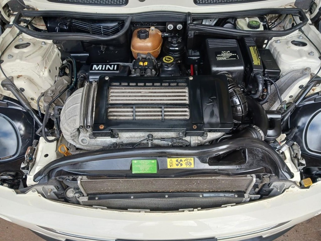MINI Cooper Convertible Vehicle Full-screen Gallery Image 13
