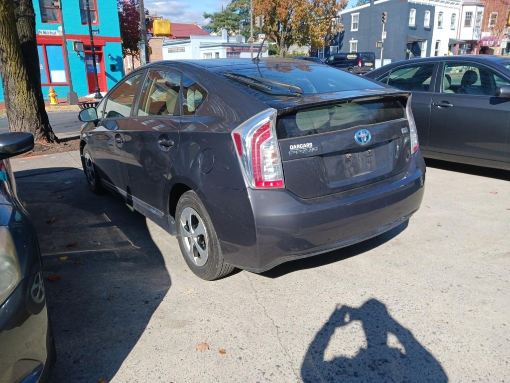 Toyota Prius Vehicle Full-screen Gallery Image 03