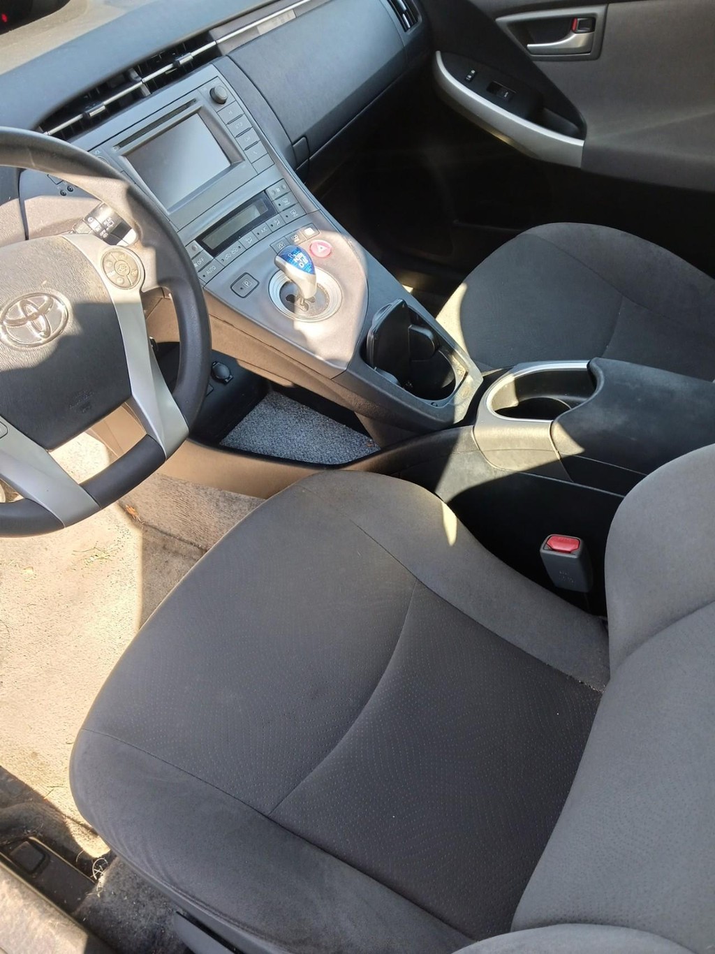 Toyota Prius Vehicle Full-screen Gallery Image 05