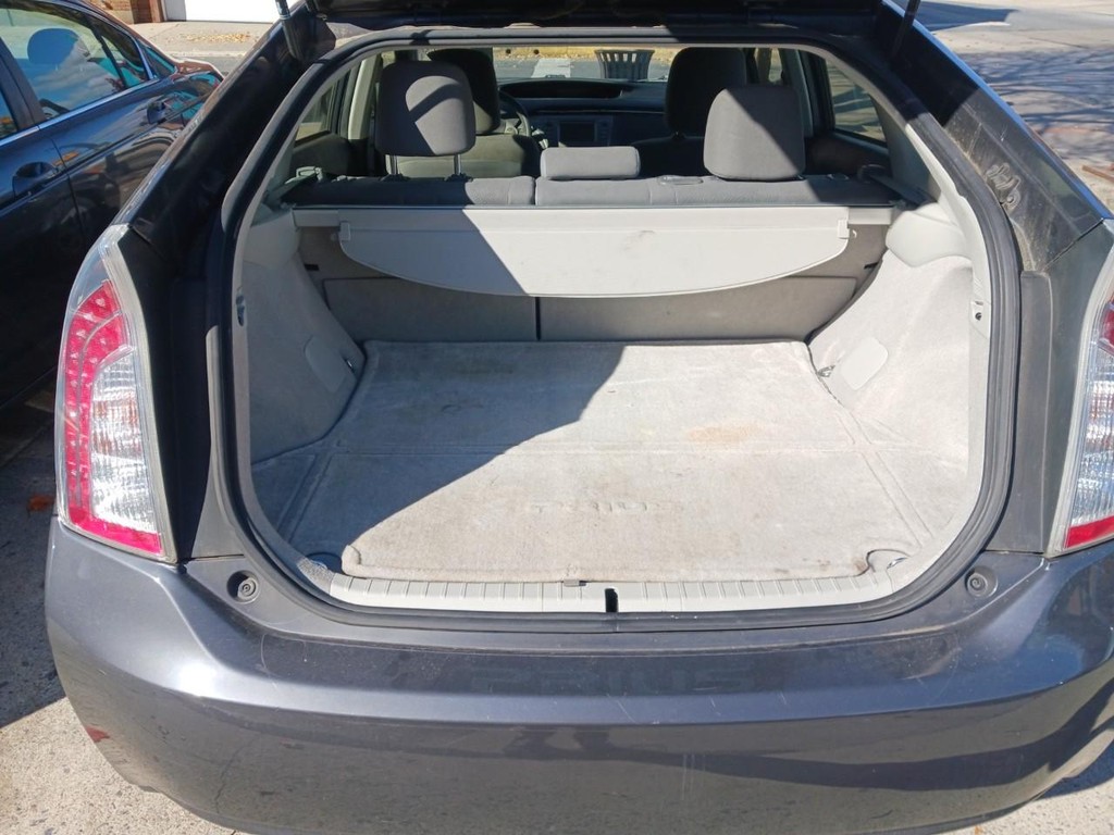 Toyota Prius Vehicle Full-screen Gallery Image 08