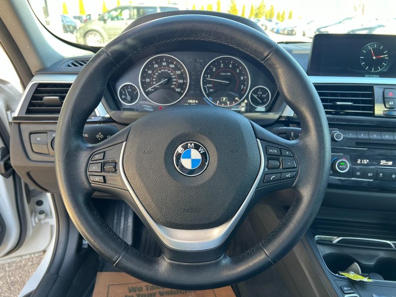BMW 3 Series Vehicle Image 23