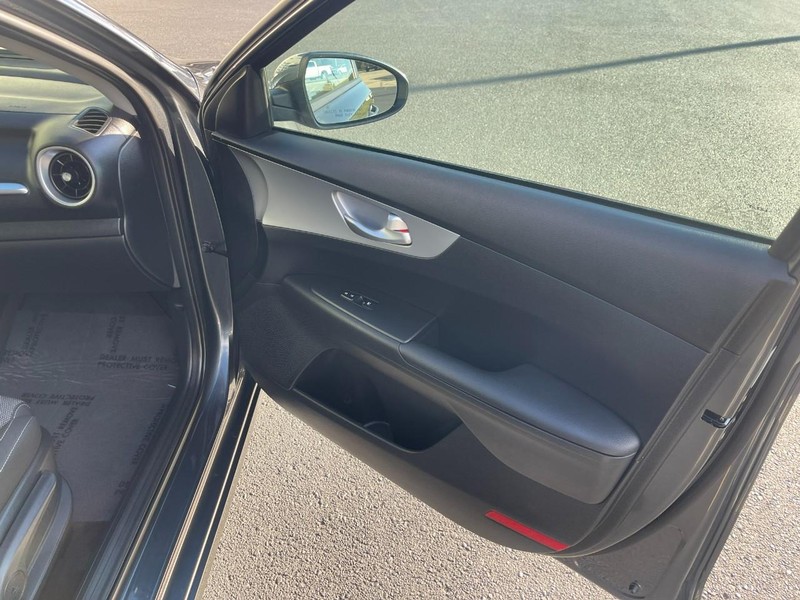 Kia Forte Vehicle Image 11