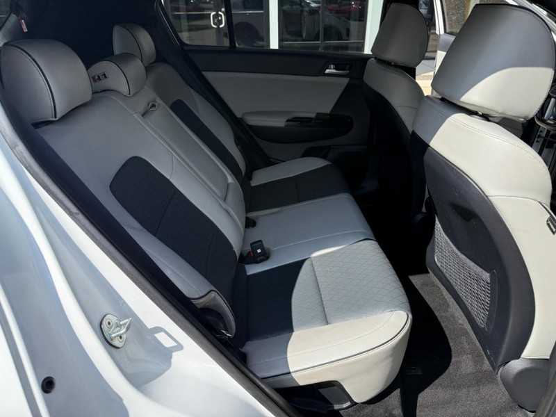 Kia Sportage Vehicle Image 14
