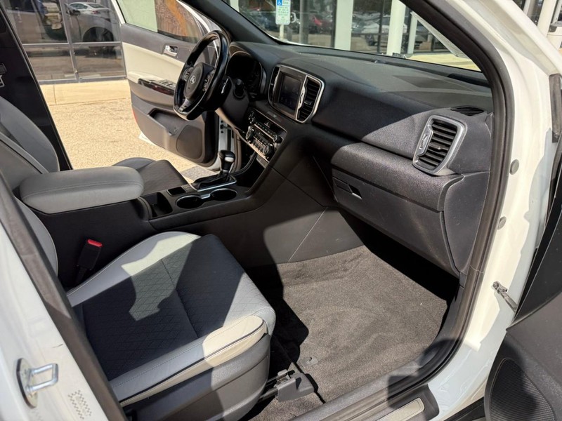 Kia Sportage Vehicle Image 17